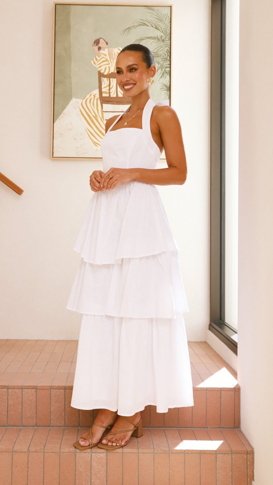 Weißes gestuftes Maxikleid aus Crêpe mit Neckholder und Bindeschleife am Rücken