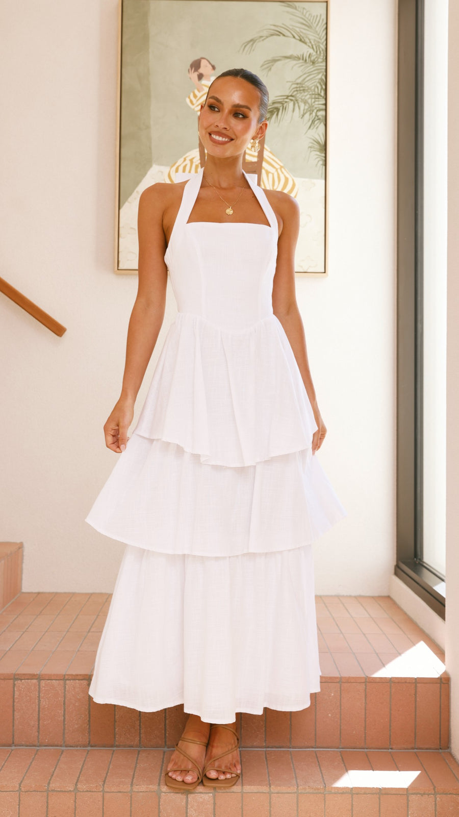 Weißes gestuftes Maxikleid aus Crêpe mit Neckholder und Bindeschleife am Rücken