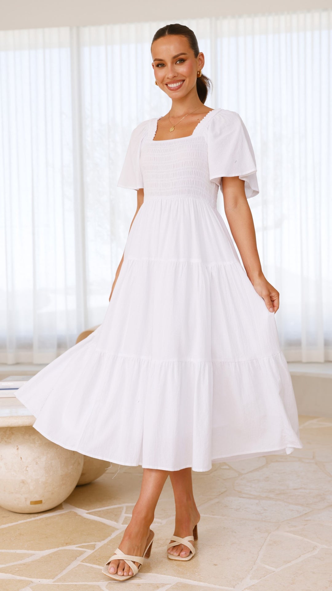 Weißes gesmoktes Midikleid