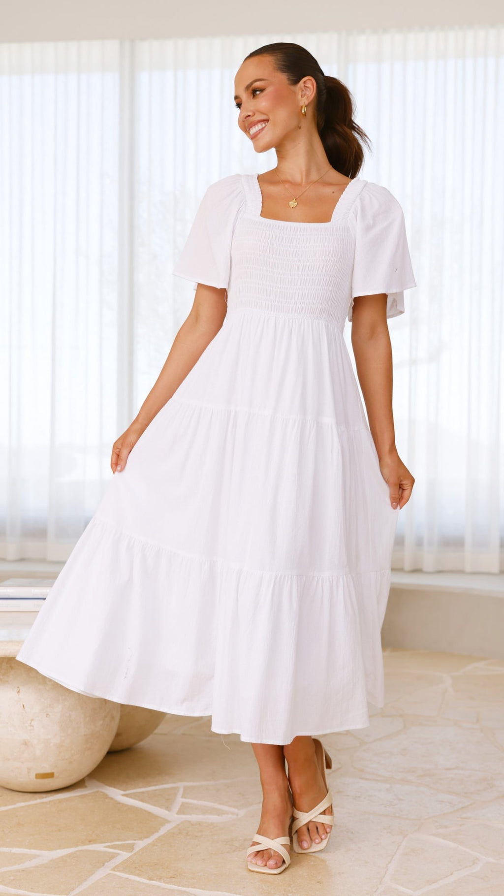 Weißes gesmoktes Midikleid
