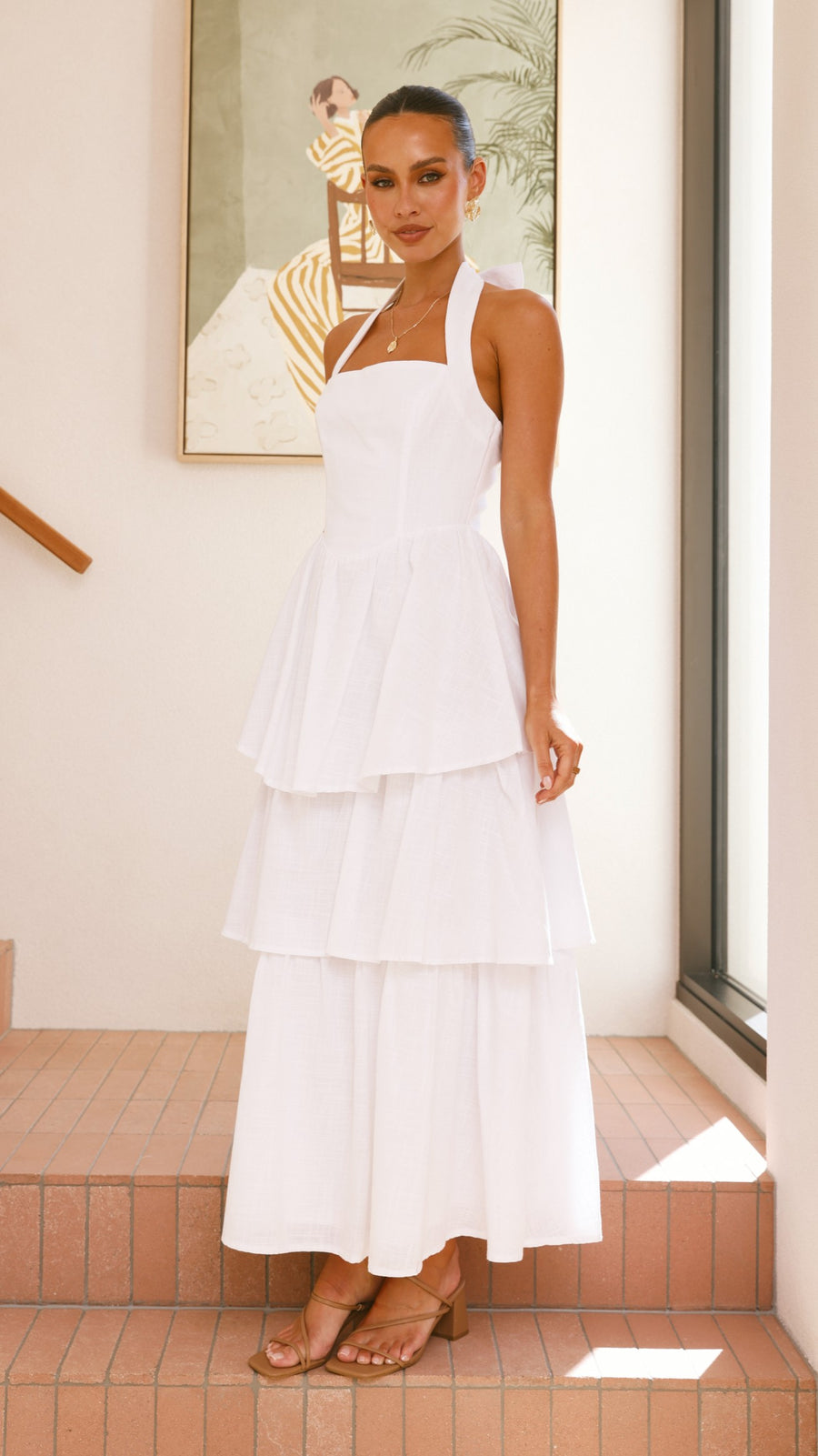 Weißes gestuftes Maxikleid aus Crêpe mit Neckholder und Bindeschleife am Rücken