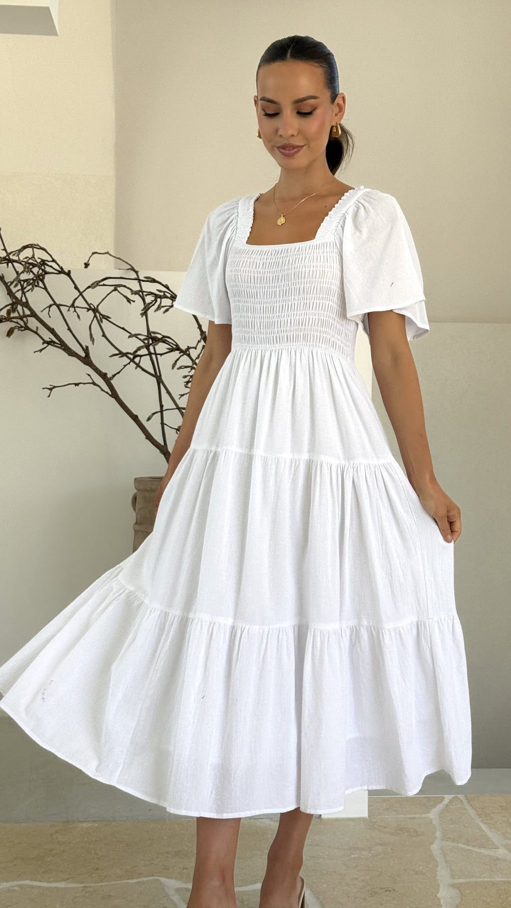 Weißes gesmoktes Midikleid