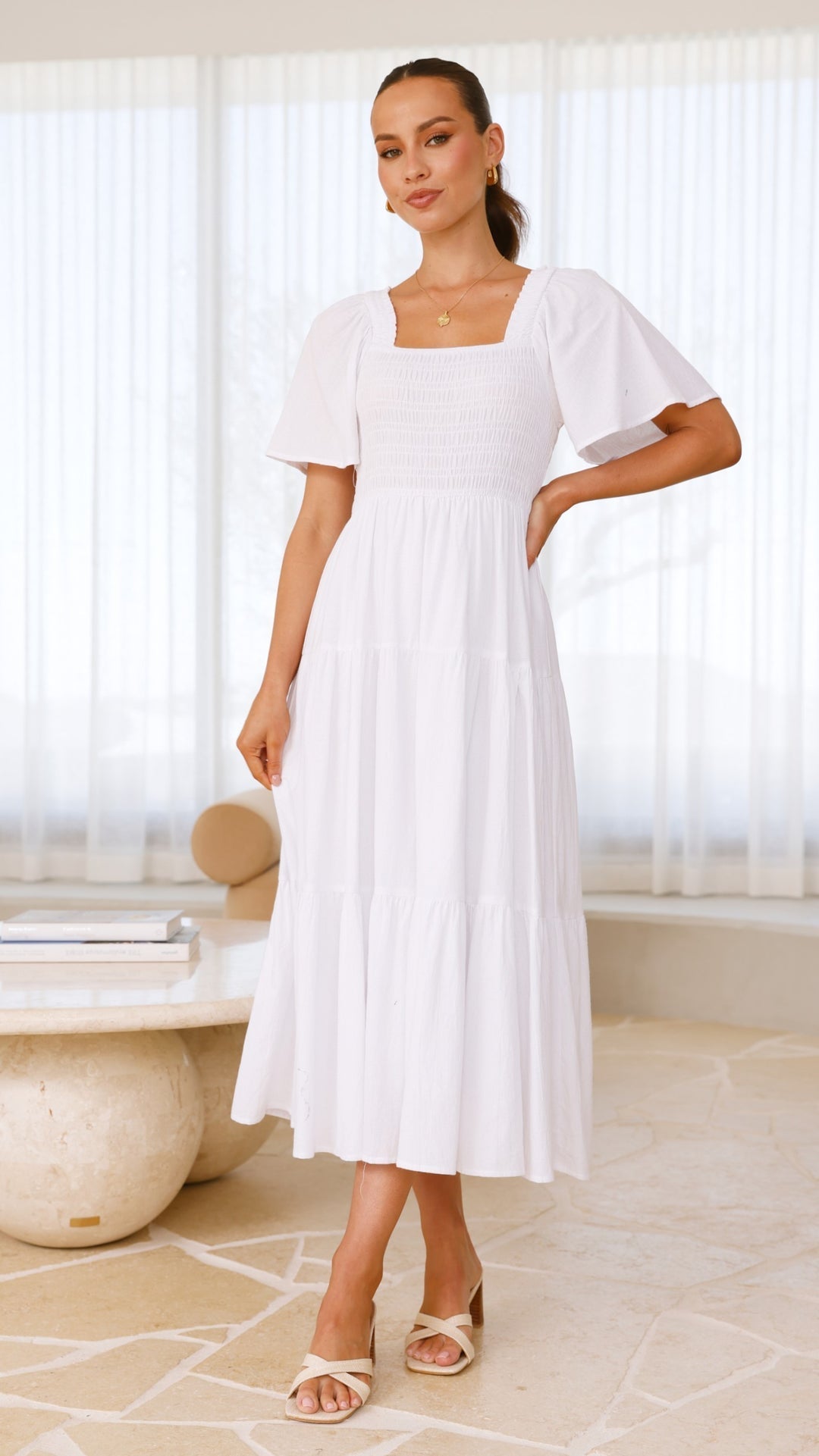 Weißes gesmoktes Midikleid